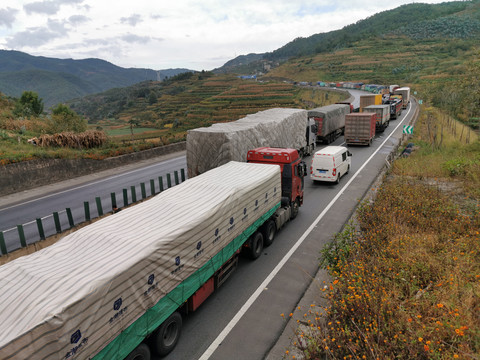 高速公路发生交通事故堵车