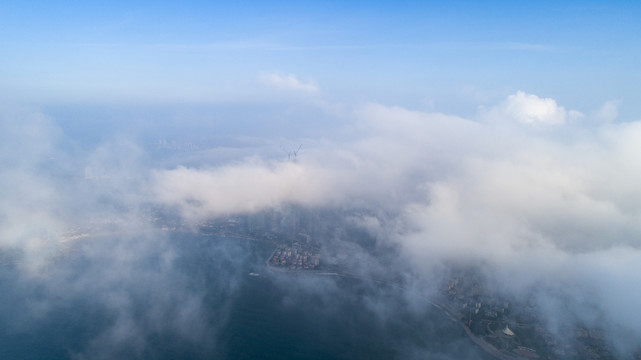 航拍青岛平流雾