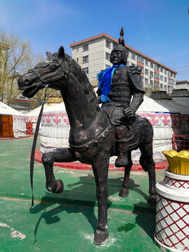 骑马的蒙古族士兵雕塑