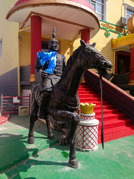 骑马的古代士兵雕塑