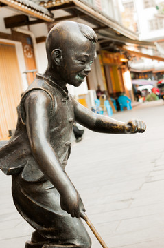 小孩奔跑雕像