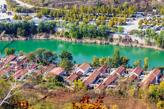 山坳里湖畔乡村