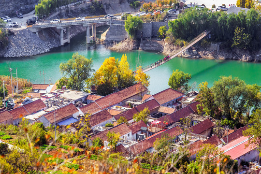 山坳里湖畔乡村