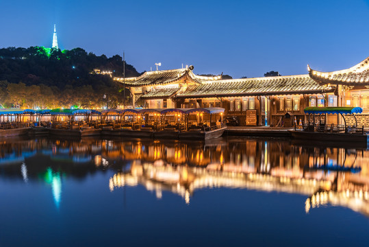 杭州西湖保俶塔与游船夜景