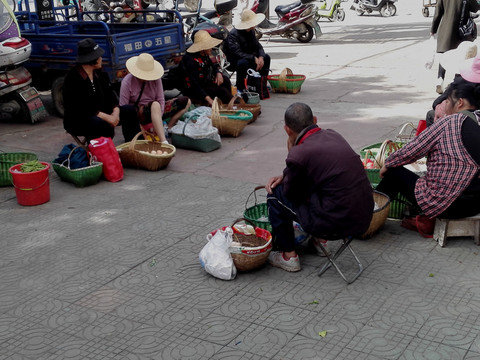 街上卖菜的老人们