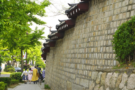 韩国景福宫宫墙外的韩服游客