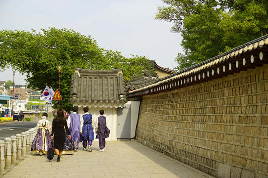 韩国景福宫宫墙外的韩服游人