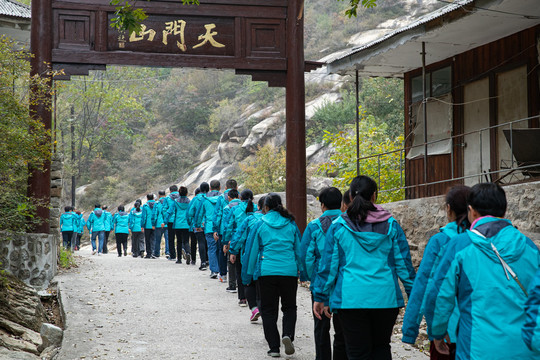 团建拓展登山