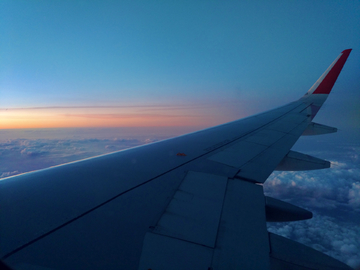 飞机机窗外的早晨天空
