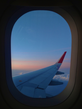 飞机舷窗外的黎明