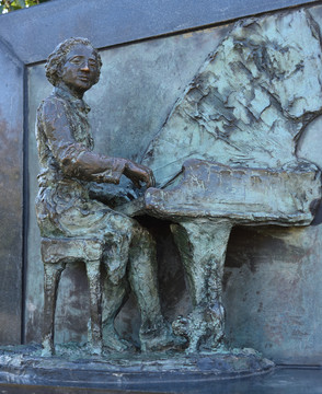 钢琴演奏雕塑