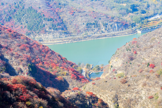 秋季群山环抱中的灵泽湖