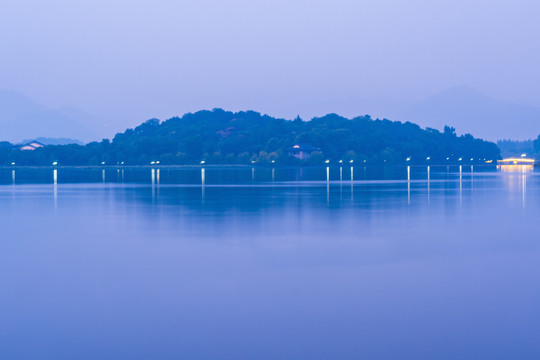 杭州西湖孤山公园晨景
