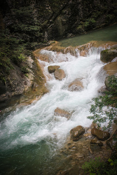 小河流水