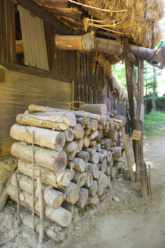 韩国民俗村传统民居的柴火堆垛