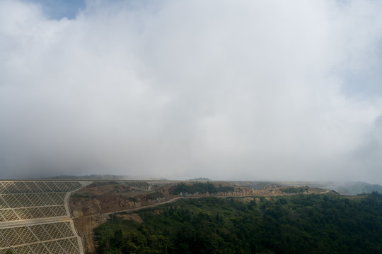 建设中的重庆巫山机场上空的云雾