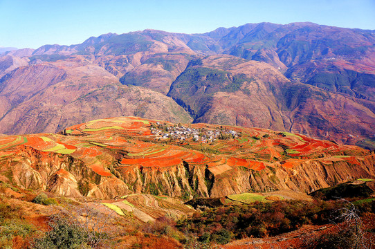 云南昆明东川红土地上帝调色盘