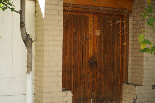 风化旧建筑老木门