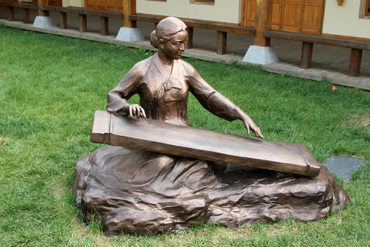 朝鲜弹琴女人雕塑
