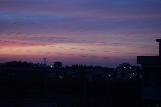 阴暗的大地昏暗天空夕阳西下