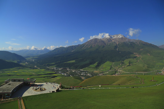 祁连山卓尔山风光