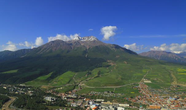 青海卓尔山牛心山雪山