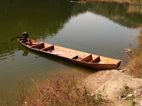 水库里的木船