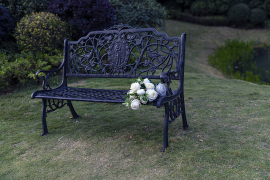 一束鲜花的休闲椅