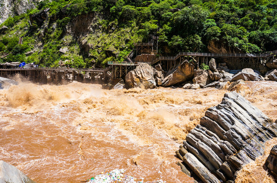 云南丽江虎跳峡湍急的江水