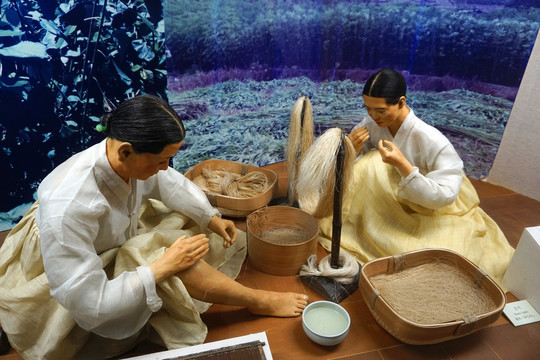 韩国妇女手工织布场景雕塑