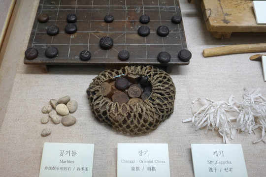 韩国民间传统游戏象棋和毽子