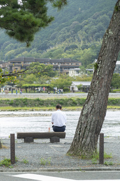 中年男人背影