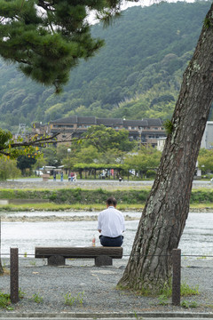 中年男人背影