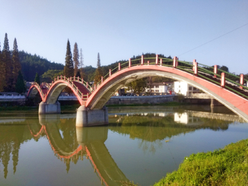 江边景观桥
