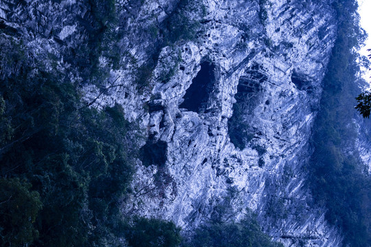 悬崖峭壁岩洞