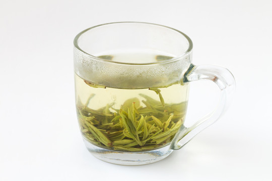 嫩绿色的西湖龙井茶茶汤