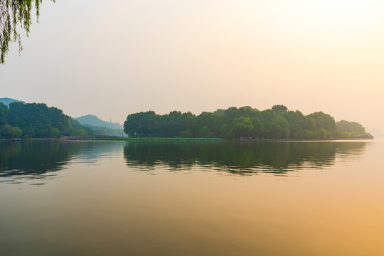 杭州西湖孤山公园西泠桥晨景