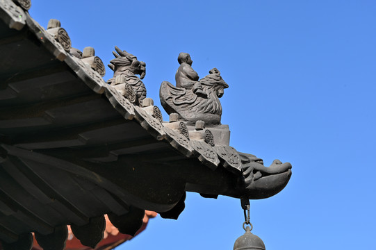 中式古建筑屋角的动物雕塑特写