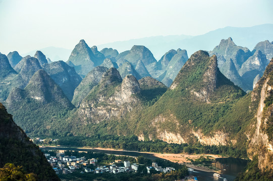 桂林相公山宝莲峰风景画