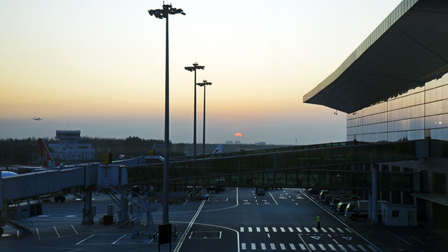 机场航站楼日落