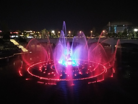 夜色下的喷泉