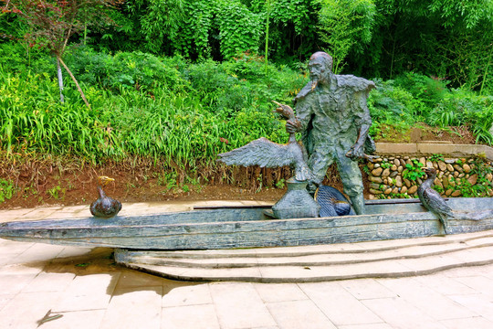 鱼鹰渔翁捕鱼雕塑