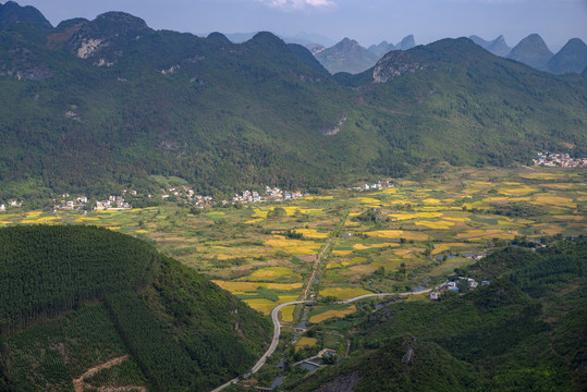 山峦村庄田园公路