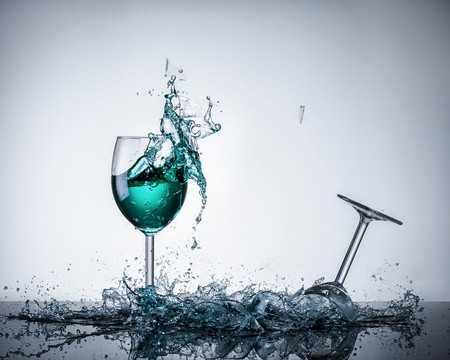破碎红酒高脚杯场景图