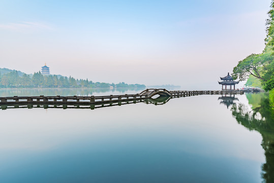 杭州西湖长桥公园双投桥与雷峰塔