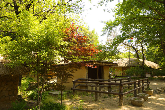 韩国旧时乡村传统的草房民居