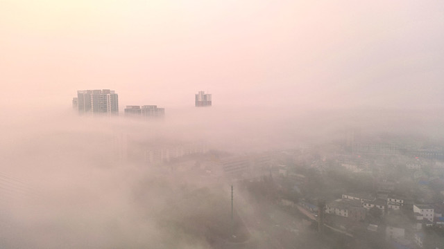 晨雾中的城市