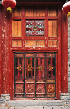 红色木漆门