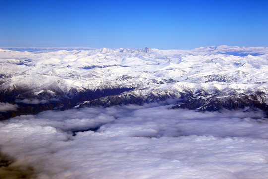 航拍新疆阿尔泰山雪山