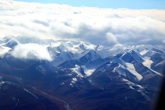 航拍祁连山雪山